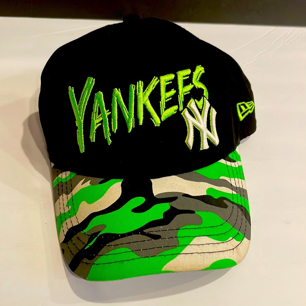 NY Yankees Youth New Era Snap Back Green Neon Camo Hat Used